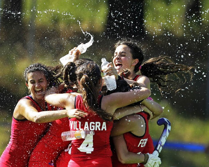 Các nữ tuyển thủ Chile ăn mừng chiến thắng sau một trận Hockey và giành huy chương đồng ở giải Pan American Games tổ chức tại Guadalajara, Mexico ngày 28/10/2011.
